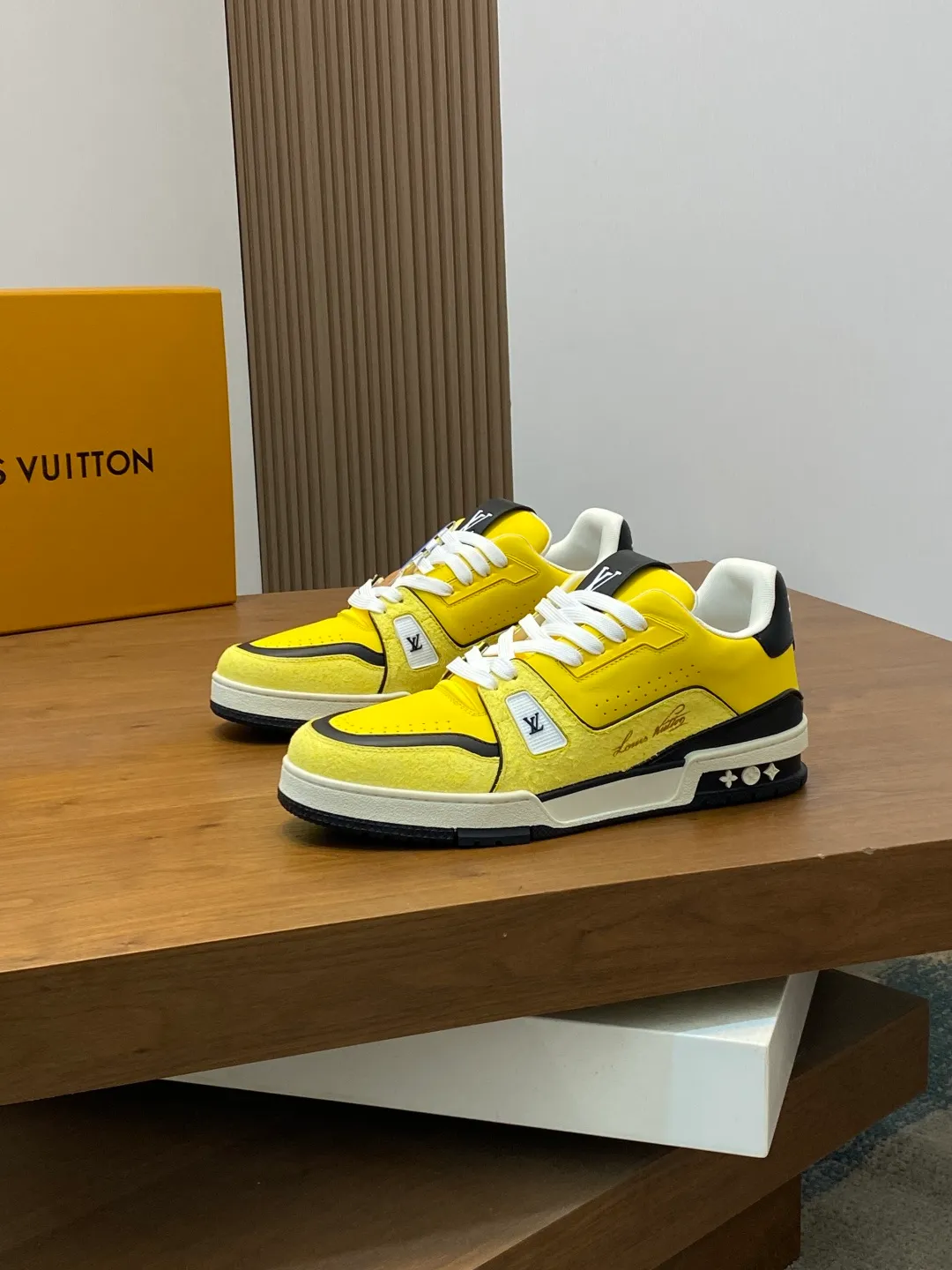 Men's men's shoes 💰820 Lujia New Color Men's 🧍‍♂️trainer sneakers, this LV Trainer sneaker is made of soft grained calfskin, showing pure tones, the #54 logo on the back traces the brand's birth in 1854, the designer's handwritten brand logo embellishes one side, designed by Virgil Abloh himself, a very commemorative sneaker, the new LV Louis Vuitton louis vuitton trainer sneaker low casual sports culture versatile basketball sneakers Size: 35-46 (customized for women 40, men 46)